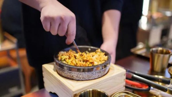 配资门户官网 米村拌饭刮骨疗伤