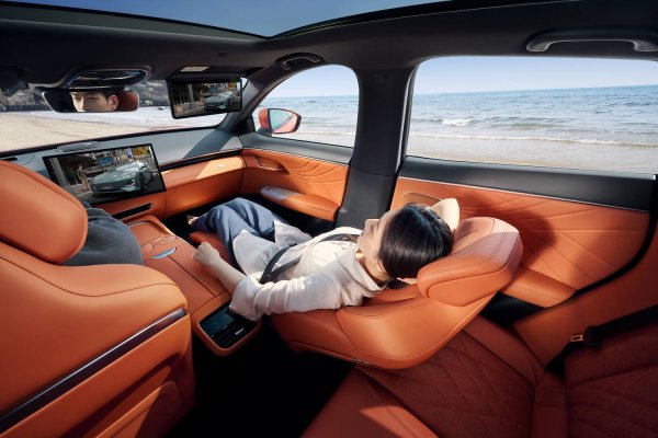 配资公司查询 副驾坐姿有讲究，3种错误姿势别再犯！